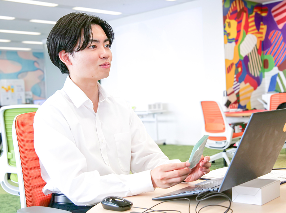 男性がPCで仕事をしている写真